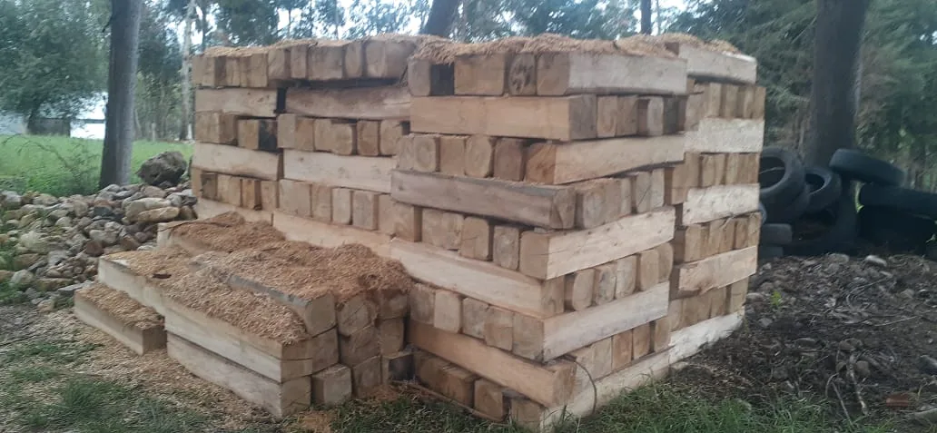 Vigas y tablones de madera aserrada apilados